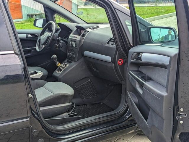 Черный Опель Зафира, объемом двигателя 0 л и пробегом 305 тыс. км за 2700 $, фото 1 на Automoto.ua