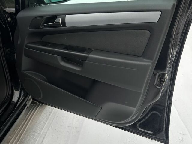 Черный Опель Зафира, объемом двигателя 1.9 л и пробегом 300 тыс. км за 2300 $, фото 21 на Automoto.ua