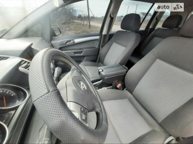 Черный Опель Зафира, объемом двигателя 1.6 л и пробегом 236 тыс. км за 5800 $, фото 10 на Automoto.ua