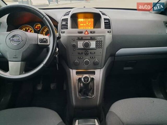 Черный Опель Зафира, объемом двигателя 1.8 л и пробегом 275 тыс. км за 5450 $, фото 63 на Automoto.ua