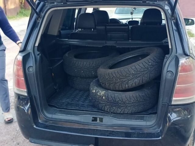 Черный Опель Зафира, объемом двигателя 1.9 л и пробегом 351 тыс. км за 4500 $, фото 14 на Automoto.ua