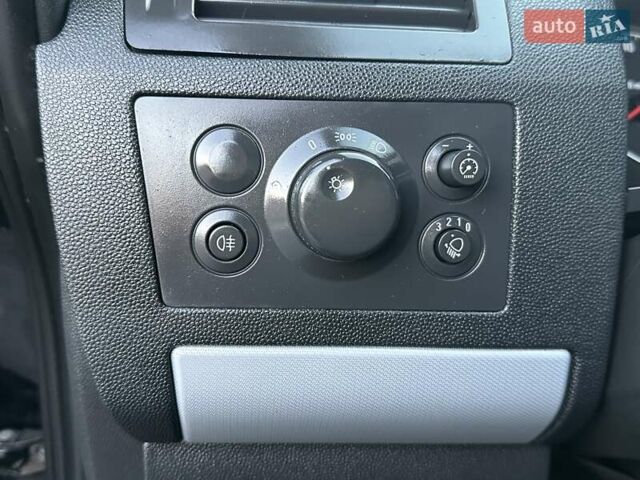 Черный Опель Зафира, объемом двигателя 1.8 л и пробегом 242 тыс. км за 5350 $, фото 39 на Automoto.ua