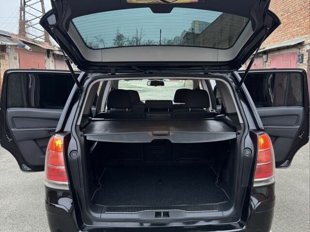 Черный Опель Зафира, объемом двигателя 1.8 л и пробегом 279 тыс. км за 4600 $, фото 12 на Automoto.ua