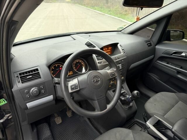 Черный Опель Зафира, объемом двигателя 1.9 л и пробегом 290 тыс. км за 2400 $, фото 8 на Automoto.ua