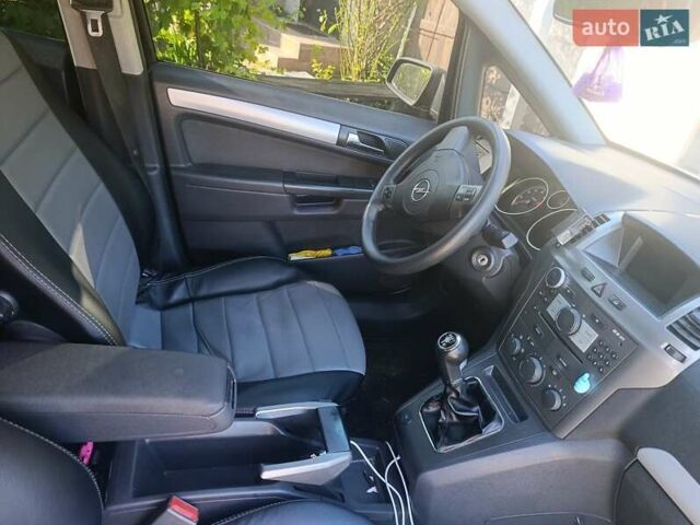 Черный Опель Зафира, объемом двигателя 1.6 л и пробегом 300 тыс. км за 5300 $, фото 7 на Automoto.ua