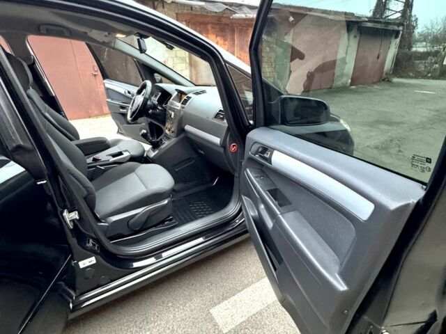 Черный Опель Зафира, объемом двигателя 1.8 л и пробегом 279 тыс. км за 4600 $, фото 18 на Automoto.ua