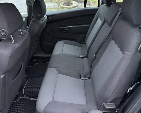 Черный Опель Зафира, объемом двигателя 1.8 л и пробегом 200 тыс. км за 6000 $, фото 16 на Automoto.ua