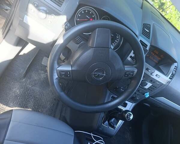 Черный Опель Зафира, объемом двигателя 1.6 л и пробегом 300 тыс. км за 5300 $, фото 12 на Automoto.ua