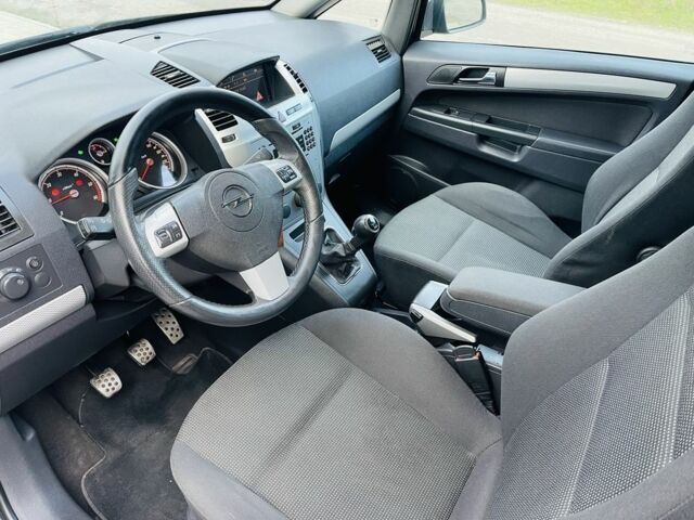 Черный Опель Зафира, объемом двигателя 1.9 л и пробегом 190 тыс. км за 5900 $, фото 12 на Automoto.ua