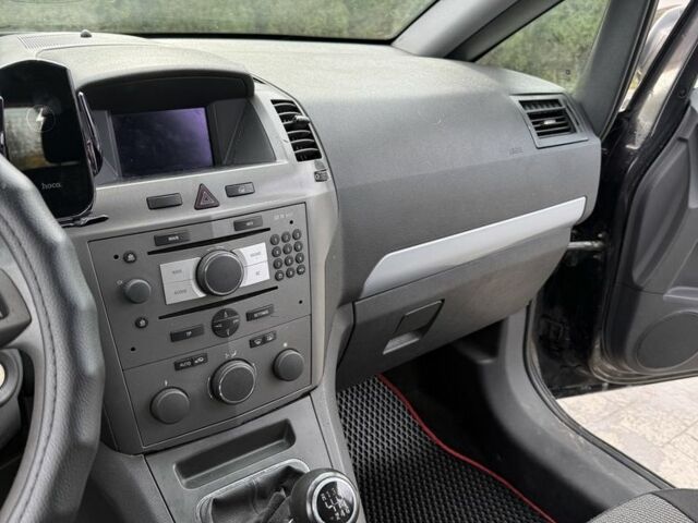 Черный Опель Зафира, объемом двигателя 1.9 л и пробегом 296 тыс. км за 5000 $, фото 5 на Automoto.ua