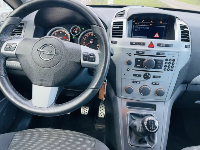 Черный Опель Зафира, объемом двигателя 1.9 л и пробегом 190 тыс. км за 5900 $, фото 2 на Automoto.ua