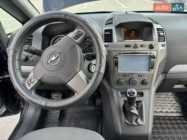 Черный Опель Зафира, объемом двигателя 1.9 л и пробегом 259 тыс. км за 6500 $, фото 18 на Automoto.ua