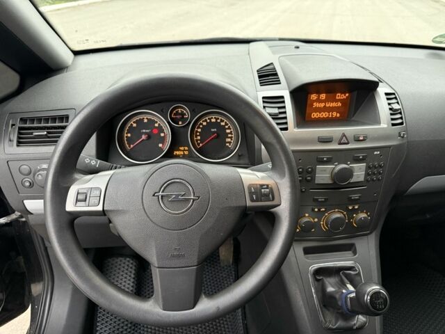 Черный Опель Зафира, объемом двигателя 1.9 л и пробегом 290 тыс. км за 2400 $, фото 9 на Automoto.ua