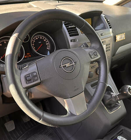 Чорний Опель Зафіра, об'ємом двигуна 1.8 л та пробігом 107 тис. км за 8200 $, фото 12 на Automoto.ua