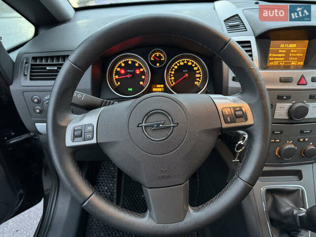 Черный Опель Зафира, объемом двигателя 1.8 л и пробегом 200 тыс. км за 6000 $, фото 25 на Automoto.ua