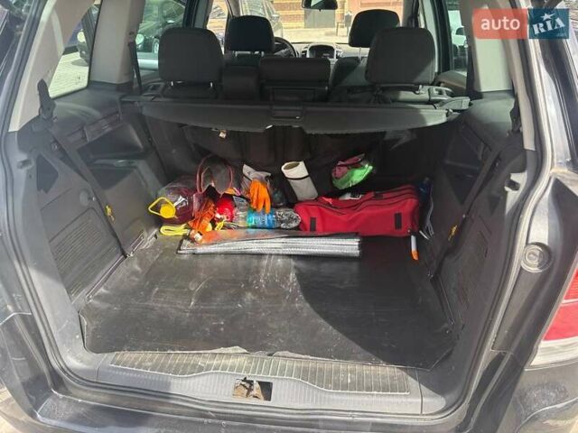 Черный Опель Зафира, объемом двигателя 2.2 л и пробегом 295 тыс. км за 4700 $, фото 3 на Automoto.ua