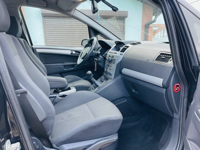 Черный Опель Зафира, объемом двигателя 1.9 л и пробегом 190 тыс. км за 5900 $, фото 8 на Automoto.ua