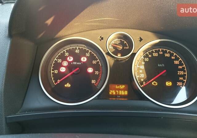 Черный Опель Зафира, объемом двигателя 1.8 л и пробегом 257 тыс. км за 5600 $, фото 7 на Automoto.ua