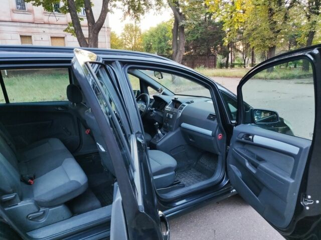 Черный Опель Зафира, объемом двигателя 2 л и пробегом 274 тыс. км за 2950 $, фото 9 на Automoto.ua