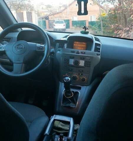 Черный Опель Зафира, объемом двигателя 1.8 л и пробегом 294 тыс. км за 6000 $, фото 3 на Automoto.ua