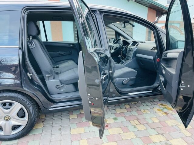 Черный Опель Зафира, объемом двигателя 1.9 л и пробегом 190 тыс. км за 5900 $, фото 4 на Automoto.ua