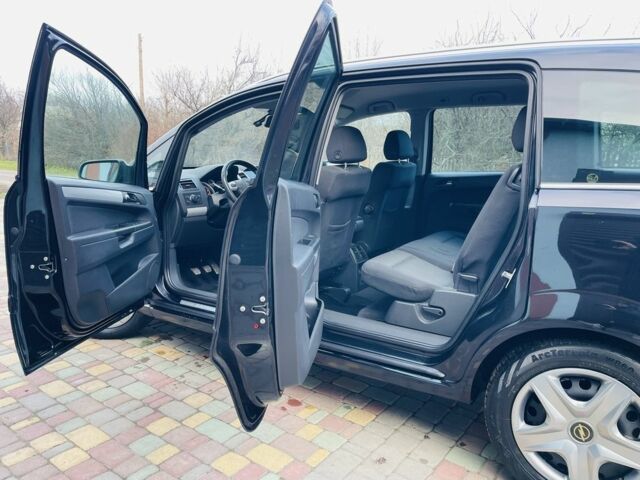 Черный Опель Зафира, объемом двигателя 1.9 л и пробегом 190 тыс. км за 5900 $, фото 13 на Automoto.ua