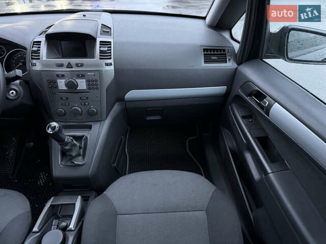 Черный Опель Зафира, объемом двигателя 1.8 л и пробегом 200 тыс. км за 6000 $, фото 23 на Automoto.ua