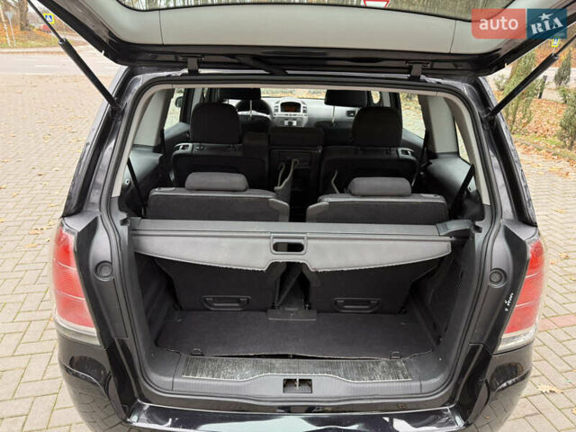 Черный Опель Зафира, объемом двигателя 1.6 л и пробегом 270 тыс. км за 4600 $, фото 11 на Automoto.ua