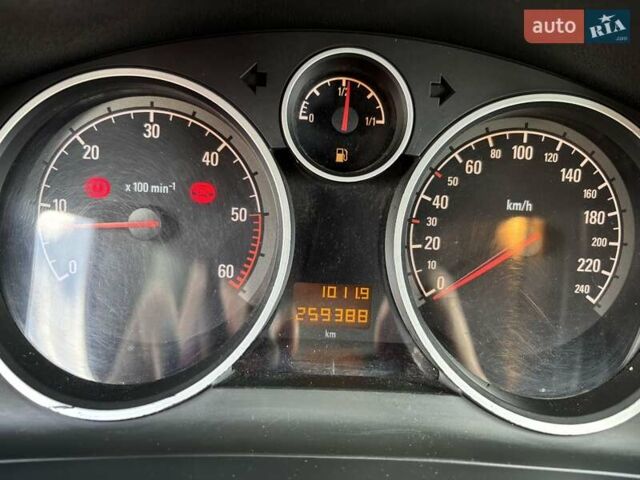 Черный Опель Зафира, объемом двигателя 1.9 л и пробегом 259 тыс. км за 6500 $, фото 13 на Automoto.ua