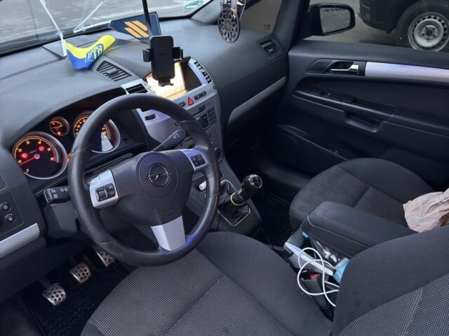 Черный Опель Зафира, объемом двигателя 1.9 л и пробегом 344 тыс. км за 5300 $, фото 7 на Automoto.ua