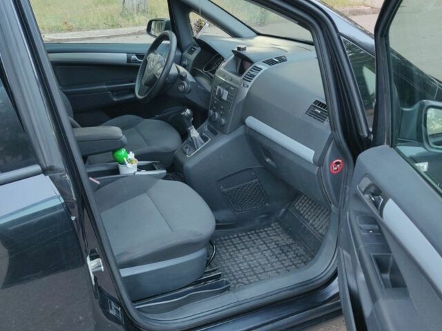 Черный Опель Зафира, объемом двигателя 2 л и пробегом 274 тыс. км за 2950 $, фото 14 на Automoto.ua