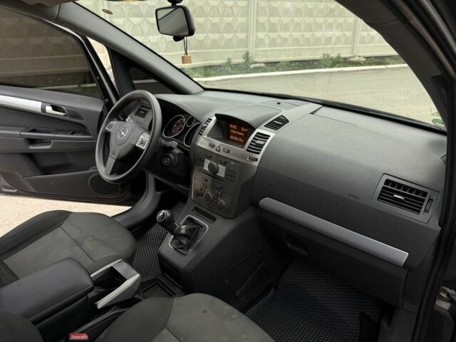 Черный Опель Зафира, объемом двигателя 1.9 л и пробегом 290 тыс. км за 2400 $, фото 10 на Automoto.ua