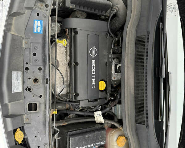 Черный Опель Зафира, объемом двигателя 1.6 л и пробегом 270 тыс. км за 4600 $, фото 16 на Automoto.ua