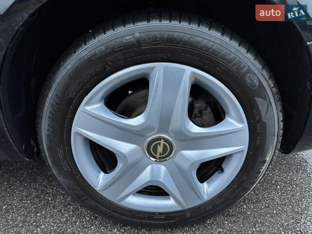 Черный Опель Зафира, объемом двигателя 1.8 л и пробегом 200 тыс. км за 6000 $, фото 15 на Automoto.ua