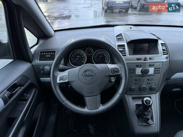 Черный Опель Зафира, объемом двигателя 1.8 л и пробегом 200 тыс. км за 6000 $, фото 24 на Automoto.ua