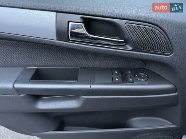 Черный Опель Зафира, объемом двигателя 1.8 л и пробегом 200 тыс. км за 6000 $, фото 26 на Automoto.ua