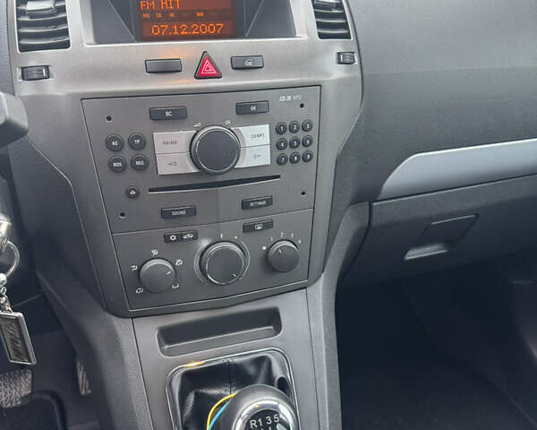 Черный Опель Зафира, объемом двигателя 1.8 л и пробегом 212 тыс. км за 5900 $, фото 7 на Automoto.ua