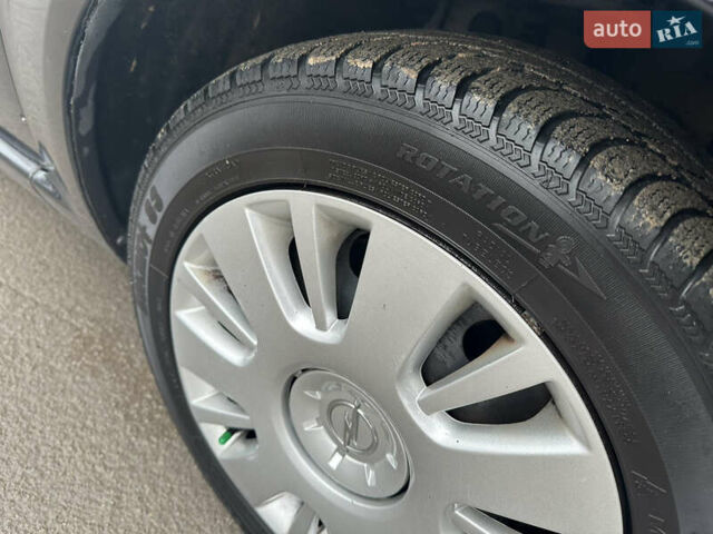 Чорний Опель Зафіра, об'ємом двигуна 1.6 л та пробігом 196 тис. км за 5700 $, фото 10 на Automoto.ua