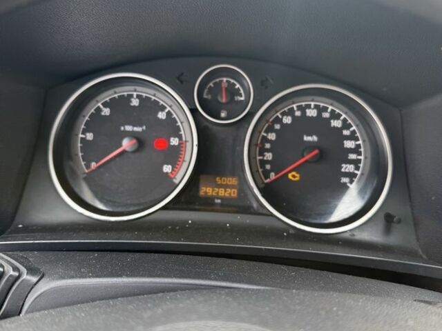 Черный Опель Зафира, объемом двигателя 1.9 л и пробегом 296 тыс. км за 5000 $, фото 6 на Automoto.ua