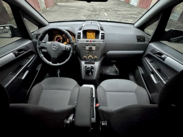 Черный Опель Зафира, объемом двигателя 1.8 л и пробегом 279 тыс. км за 4600 $, фото 9 на Automoto.ua