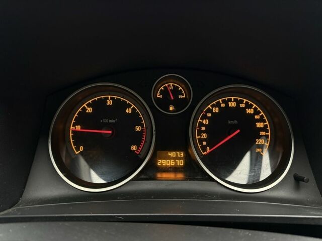 Черный Опель Зафира, объемом двигателя 1.9 л и пробегом 290 тыс. км за 2400 $, фото 13 на Automoto.ua