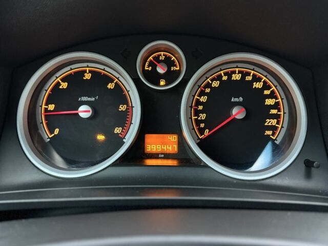 Черный Опель Зафира, объемом двигателя 1.9 л и пробегом 250 тыс. км за 3250 $, фото 13 на Automoto.ua