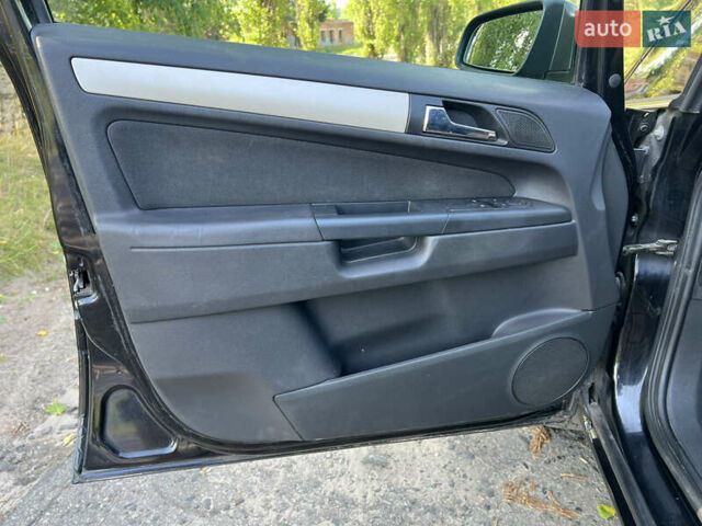 Черный Опель Зафира, объемом двигателя 1.6 л и пробегом 227 тыс. км за 6300 $, фото 17 на Automoto.ua