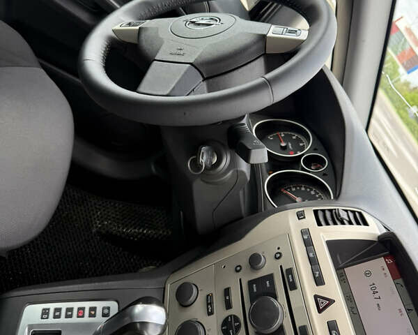 Черный Опель Зафира, объемом двигателя 1.9 л и пробегом 315 тыс. км за 6600 $, фото 11 на Automoto.ua