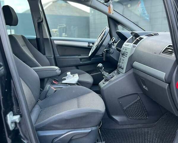 Черный Опель Зафира, объемом двигателя 1.69 л и пробегом 266 тыс. км за 5700 $, фото 3 на Automoto.ua