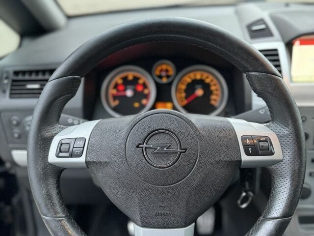 Черный Опель Зафира, объемом двигателя 1.9 л и пробегом 250 тыс. км за 3250 $, фото 12 на Automoto.ua