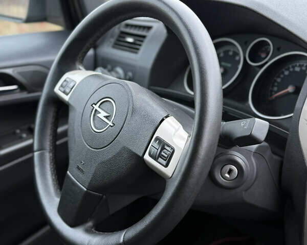 Чорний Опель Зафіра, об'ємом двигуна 1.6 л та пробігом 238 тис. км за 5500 $, фото 29 на Automoto.ua