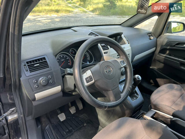 Черный Опель Зафира, объемом двигателя 1.6 л и пробегом 227 тыс. км за 6300 $, фото 11 на Automoto.ua