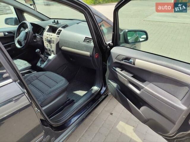 Черный Опель Зафира, объемом двигателя 1.6 л и пробегом 230 тыс. км за 5000 $, фото 3 на Automoto.ua