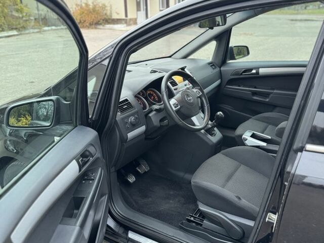 Черный Опель Зафира, объемом двигателя 1.9 л и пробегом 250 тыс. км за 3250 $, фото 10 на Automoto.ua